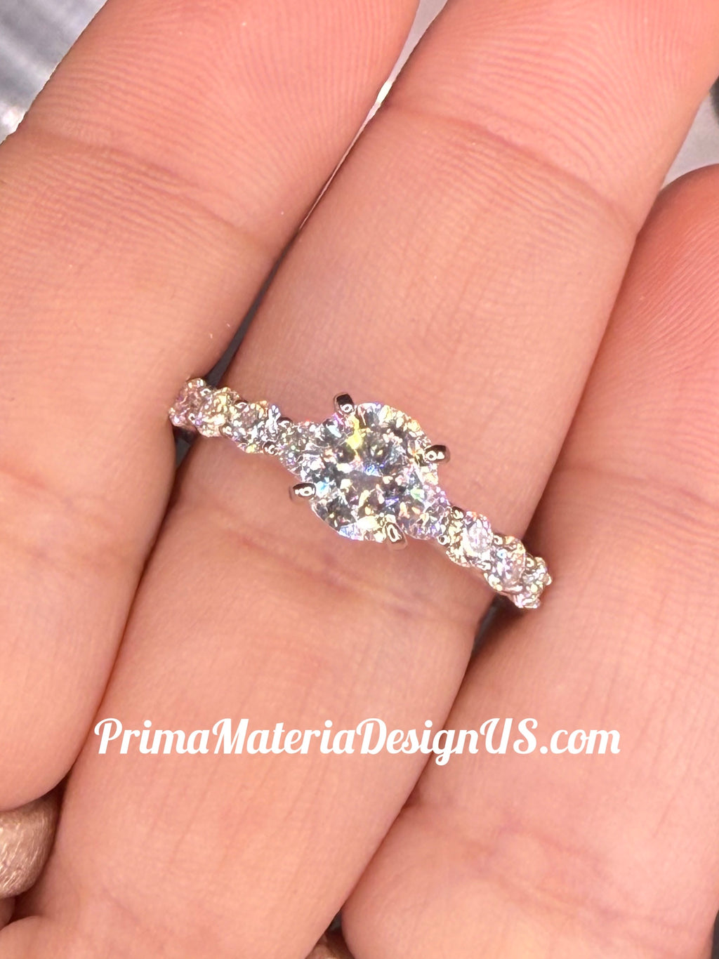 NEW - 1.64 Carat twt Brilliant Round Moissanite Solid Silver Engagement Ring - Size 8