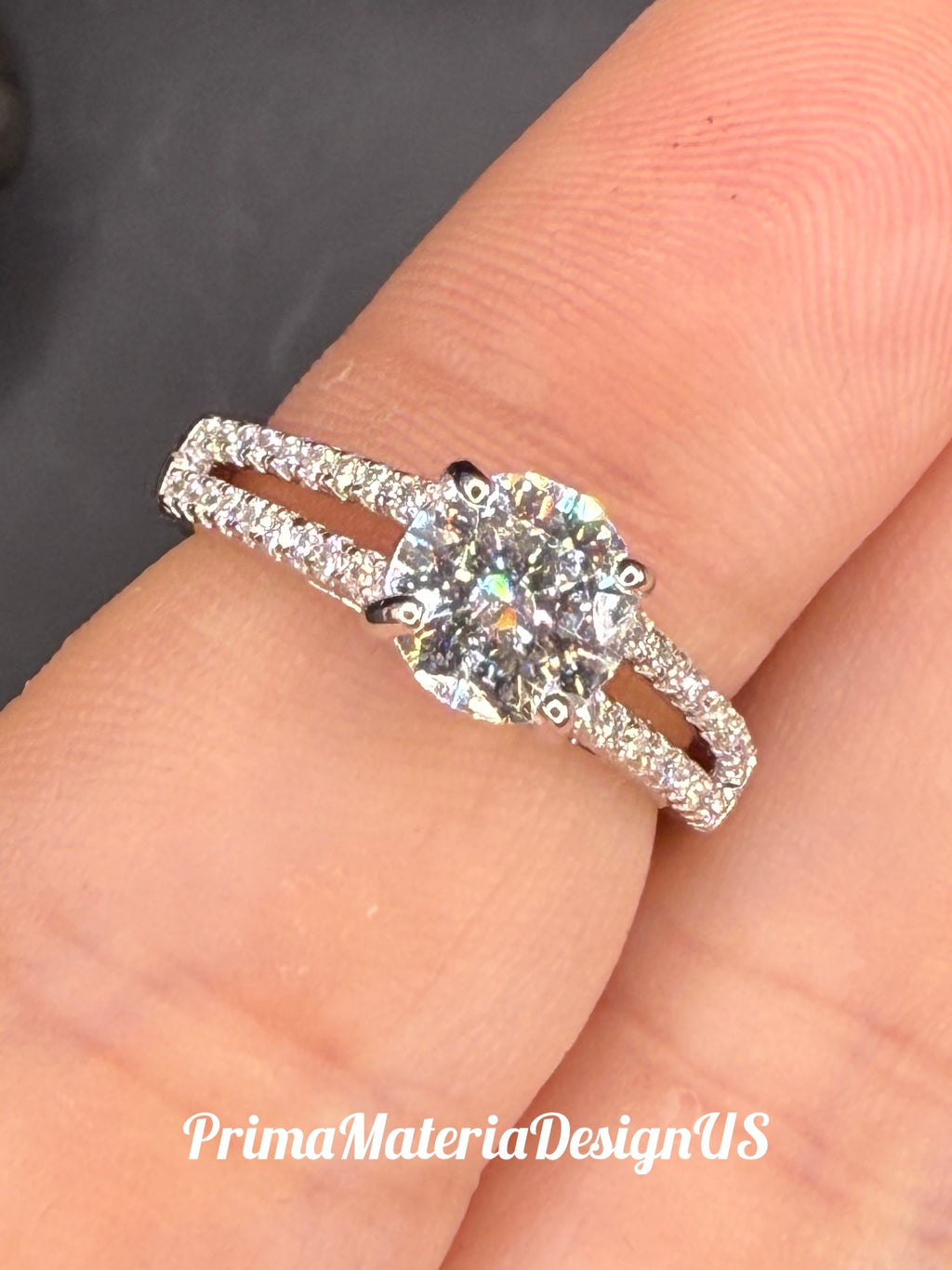 NEW - 1.22 Carat twt  Round Cut Moissanite Split Shank Sterling Silver Engagement Ring - Size 5