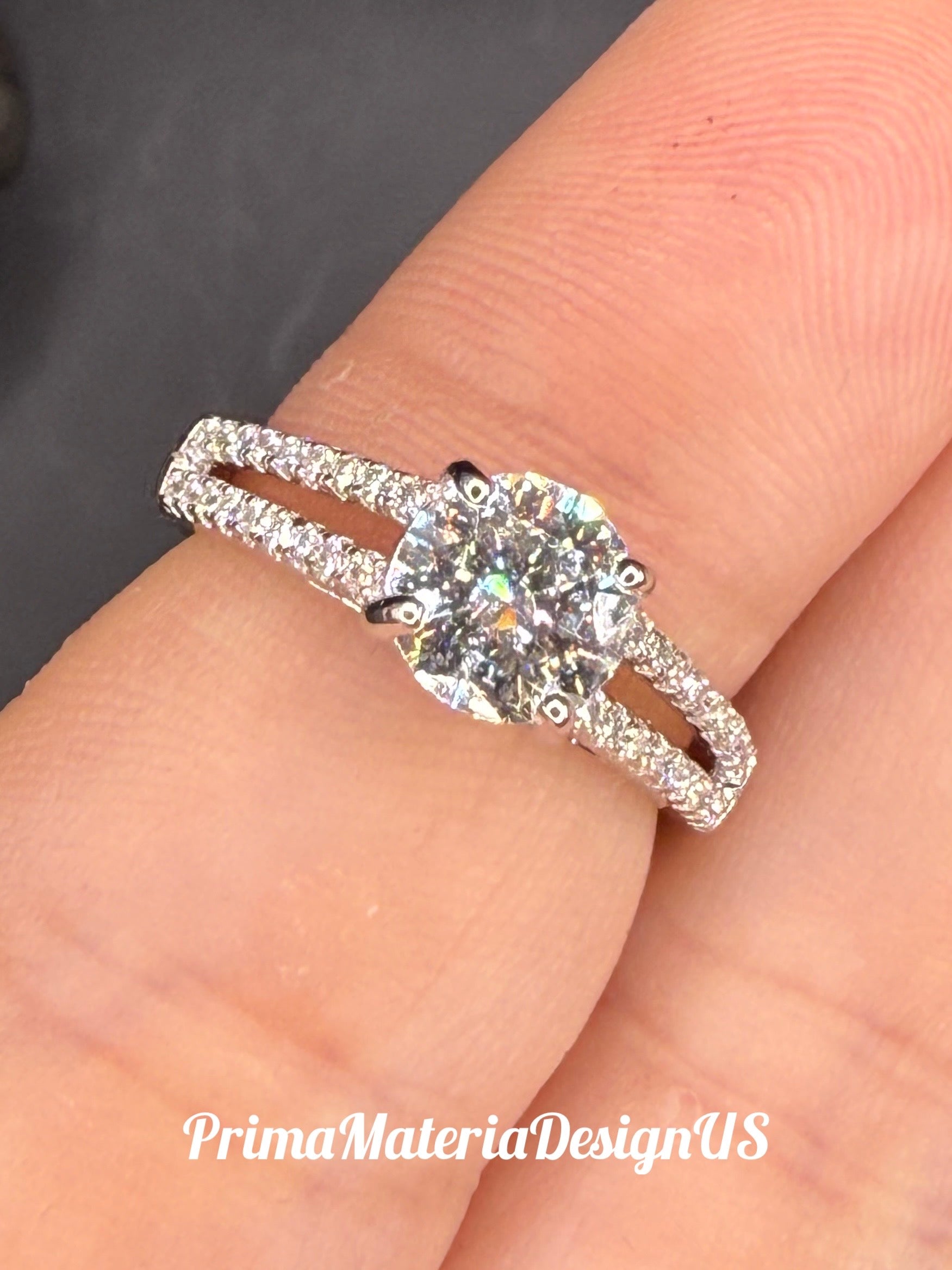 NEW - 1.22 Carat twt  Round Cut Moissanite Split Shank Sterling Silver Engagement Ring - Size 5