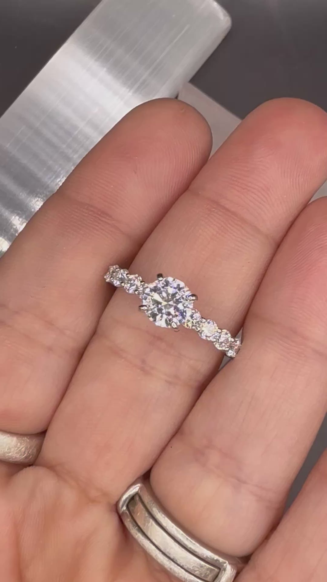 NEW - 1.64 Carat twt Brilliant Round Moissanite Solid Silver Engagement Ring - Size 8