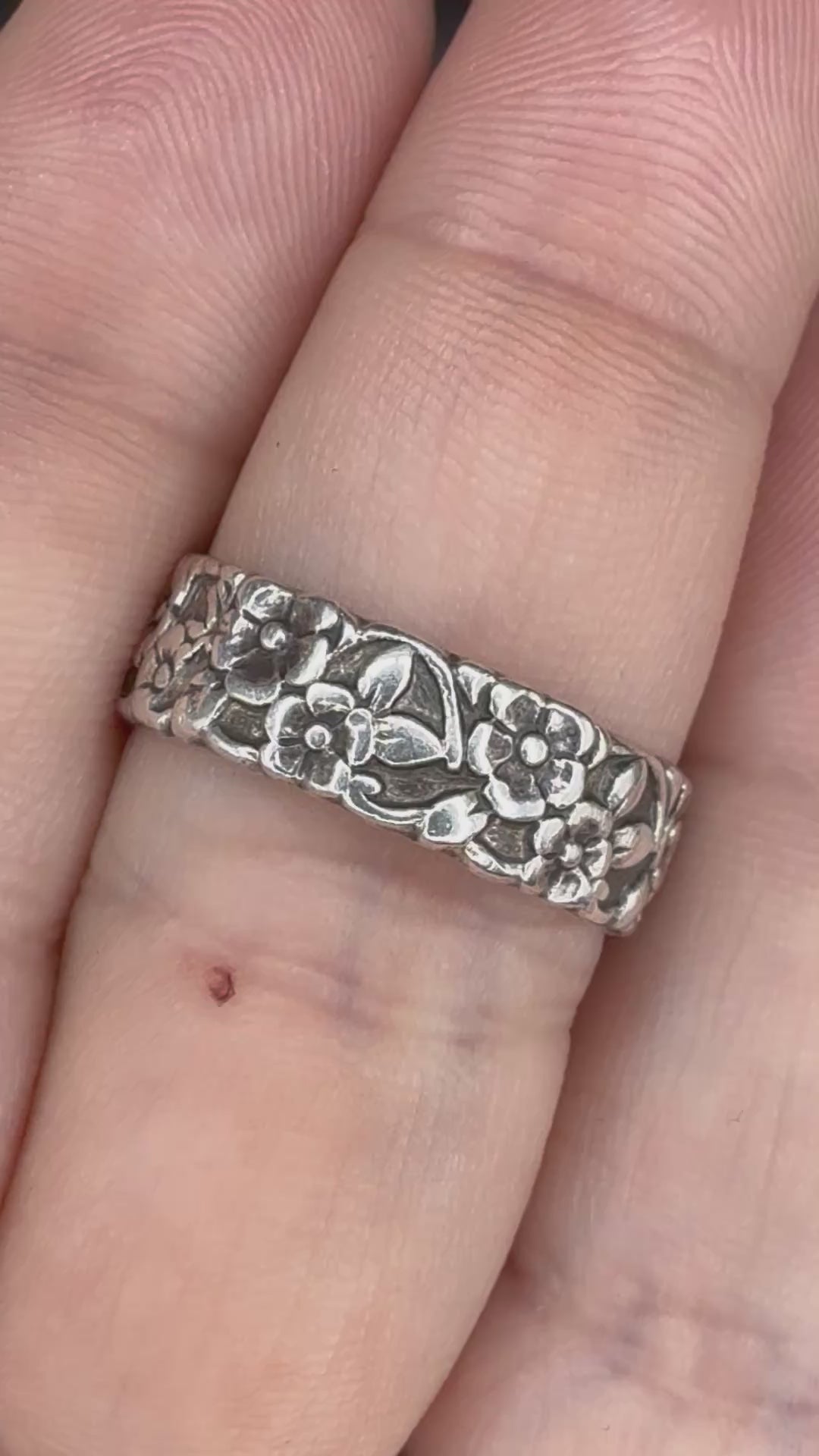 Vintage - 1940s Floral “Forget Me Not” Band - Size 8